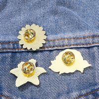 Broche en métal émaillée motif fleur mignonne (Rose rouge, Lys, Marguerite) pour vestes, jeans et sacs à dos – Vente en gros usine, prête à être expédiée