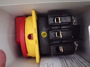 Interruptor Desconectador Rotatorio Mt- P1-32/EA/SVB/N/HI11, 32A 690V 3 Polos + N, 1NO+1NC, Manija Roja/Aro Amarillo, IP65, Montaje Empotrado - Product Image 3