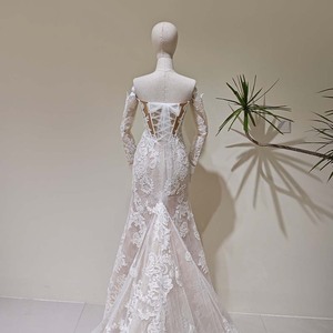 LY171 Robes de mariée sirène élégantes avec broderie en dentelle et manches - Product Image 6