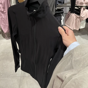 جملة ملابس نسائية لليوغا: جاكيت ذهبي، سويتشيرت، شورت رياضي، سترة، أطقم بشعار، حمالات صدر رياضية، ليغينغز - Product Image 6