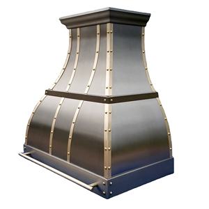 Cappa Aspirante di Lusso Artigianale in Acciaio Inossidabile con Finiture in Ottone, Design a Campana, Cappa Metallica Personalizzata per Cucine di Ville - Product Image 1
