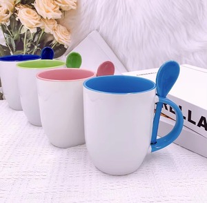 <span class=keywords><strong>Taza</strong></span> de cerámica con cuchara, <span class=keywords><strong>taza</strong></span> de café de porcelana bicolor personalizada, <span class=keywords><strong>asa</strong></span> e interior de <span class=keywords><strong>color</strong></span>, regalo promocional para empresas - Product Image 3