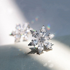 Orecchini a lobo semplici a forma di fiocco di neve per donna, eleganti orecchini scintillanti, gioielli versatili per l'uso quotidiano. - Product Image 1