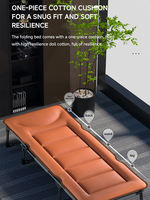 Lit simple pliant moderne pour la maison avec dossier métallique réglable et coussins, design chaise longue pour la sieste, idéal pour l'extérieur, les hôtels et les salons.