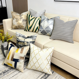 Housse de coussin carrée personnalisée en jacquard géométrique abstrait, soyeuse, unie et écologique - Product Image 1