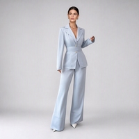 Ensemble tailleur 2 pièces en satin bleu clair pour femme : Blazer à revers avec boutons perlés et ceinture, et pantalon taille haute à jambes larges pour le bureau