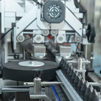 Machine d'étiquetage de manchons thermorétractables pour flacons de fond de teint liquide de différentes formes et tailles, machine à coller les manchons thermorétractables pour cosmétiques