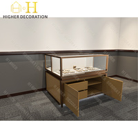 Vitrine de présentation de bijoux moderne, design de magasin de bijoux, rendu 3D avec éclairage LED pour les vitrines de magasin