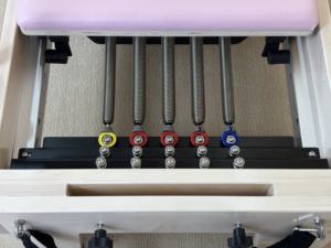 Cama de Pilates Reformer Rosa de Alta Gama, Estética y de Lujo para Mujer, con Logotipo Personalizado OEM, para Entrenamiento en Estudio de Yoga - Product Image 4