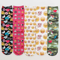 Vente en gros de chaussettes personnalisées d'impression de dessins animés alimentaires drôles de filles de dessins animés imprimés en 3d chaussettes d'équipage vierges à sublimation en tube