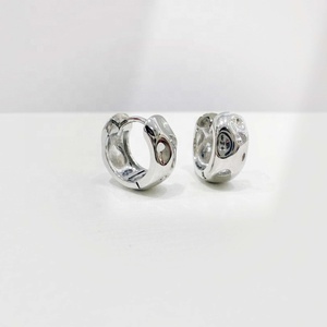 Boucles d'oreilles créoles classiques en laiton en forme de U, plaqué rhodium, géométriques, élégantes, style occidental, pour femmes, prix d'usine - Product Image 2
