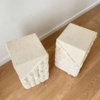 Socle en travertin brut ciselé sur mesure, support d'appoint minimaliste pour salon, villa, hôtel, projets de décoration intérieure