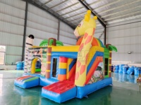Château gonflable commercial Jungle Safari avec toboggan, piliers zèbre et girafe, pour location événementielle et aire de jeux extérieure