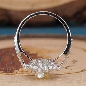 Bague en diamant de luxe avec un design solitaire intemporel et une finition étincelante pour des propositions romantiques - Product Image 3