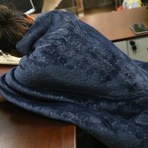 ผ้าห่มนุ่มลายสก็อตสำหรับฤดูหนาว ใช้ในออฟฟิศ ห่มนอน ผ้าฟลานเนลพิมพ์ลายดอกไม้ สำหรับโซฟา เก้าอี้ คลุมเข่า ลายนูนทันสมัย ป้องกันไรฝุ่น - Product Image 4