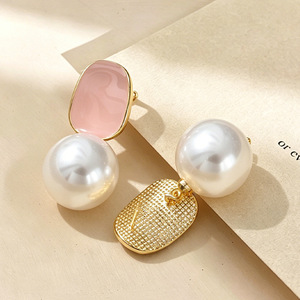 Pendientes de Perlas Geométricas Rosas con Poste de Oro de 14k para Mujer, Uso Diario, Regalo - Product Image 2