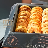 Boîte d'emballage alimentaire pyramidaire personnalisée, boîte cadeau en carton pliable à plusieurs niveaux avec poignée pour la présentation de pâtisseries, de desserts et de collations