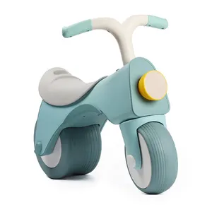 Blaue Kleinkind jungen fahren auf Fahrrädern Balance Walker Spielzeug Bildung Balance Fahrrad Baby mit Musik und Licht