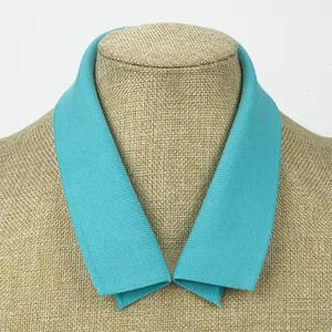 Il colletto in tessuto a maglia piatta e la costola del polsino sono utilizzati nelle Polo di alta qualità