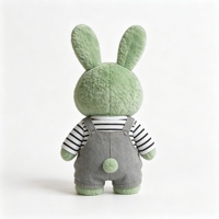 Adorable peluche lapin vert, douce et moelleuse, avec longues oreilles, vêtements rayés et salopette, jouet en peluche lapin