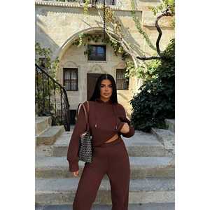 Conjunto Deportivo con Capucha de Lujo Color Marrón, Talla Grande XL, Transpirable y con Diseño Reflectante Estampado con Logotipo para Invierno - Product Image 4