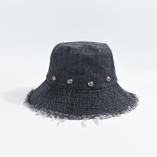 Nouvelle Collection Printemps-Été 2025 – Chapeau Bob en Jean Tendance pour Femme avec Bord Effiloché et Rivets Élégants, Idéal pour la Protection Solaire en Extérieur - Product Image 3