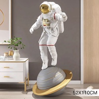 Statue d'astronaute personnalisée suspendue dans le ciel grande statue d'astronaute en résine sculpture d'astronaute marchant pour la décoration murale de la maison