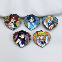 Broche en forme de cœur de personnage d'anime japonais, accessoires mignons de Sailor Moon Tsukino Usagi et Mizuno Ami en stock