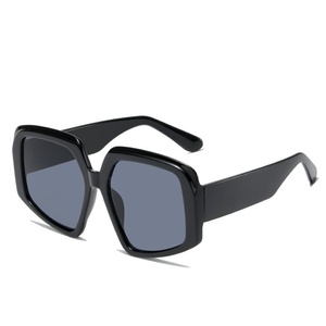 Lunettes de soleil unisexes vintage UV400 personnalisées avec logo, monture PC colorée, verres acryliques, pour hommes et femmes, par un créateur de mode populaire - Product Image 4