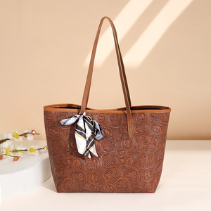 Facile da prendere senza cerniera di grande capacità Design semplice Tote Bag da donna Laptop in pelle intagliata con motivi a tracolla senza sciarpa di seta - Product Image 1