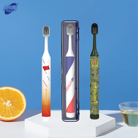 Brosse à dents en plastique à poils souples avec logo personnalisé OEM, design breveté, kit de brosse à dents pour adultes avec étui de voyage