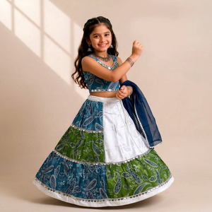Conjunto Tradicional Indio de Lehenga y Choli de Algodón para Niñas con Dupatta para Celebraciones de Diwali, Diseño con Estampado Paisley Multicolor - Product Image 1