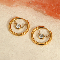 Grosir desain dipersonalisasi rumbai baja tahan karat 18K anting-anting melingkar kristal berlapis emas untuk wanita
