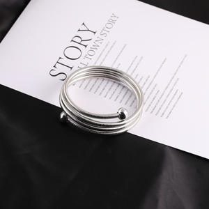 Pulsera <span class=keywords><strong>de</strong></span> aleación multicapa con diseño <span class=keywords><strong>de</strong></span> hueso <span class=keywords><strong>de</strong></span> serpiente y resorte, estilo europeo-americano, geométrica, apilable, con hilos, accesorios <span class=keywords><strong>de</strong></span> joyería <span class=keywords><strong>para</strong></span> brazo - Product Image 2