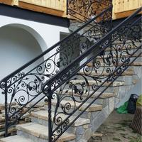 Rampe d'escalier en fer forgé décoratif avec motif de tournebroche décoratif et finition de surface durable avec revêtement en poudre