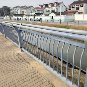 Barriere Stradali Antiurto ad Alta Velocità per Protezione Stradale, Guardrail in Acciaio per Rinverdimento e Sicurezza Autostradale - Product Image 1
