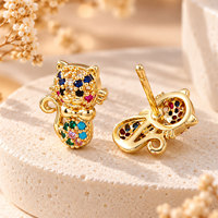 Boucles d'oreilles clous chaton mignon en laiton plaqué or 18 carats avec pavé de zircone multicolore, bijoux pour femmes, vente en gros, OEM personnalisé