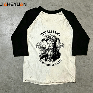 T-shirt da baseball unisex vintage lavata con maniche raglan, stampa grafica retrò con stemma, effetto distressed, oversize, streetwear personalizzabile - Product Image 3