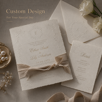 Invitation de mariage personnalisée en ivoire avec motifs floraux en relief, bordure vintage baroque imprimée avec monogramme en feuille d'or