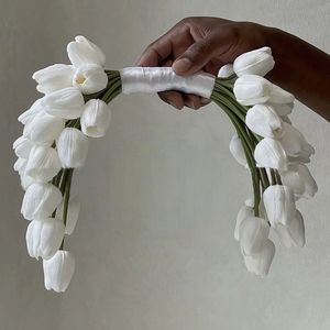 S3468F Charakter-Accessoires: Handgefertigter Brautstrauß oder Blumenstrauß mit Callas, Tulpen und Perlenkette - Product Image 1
