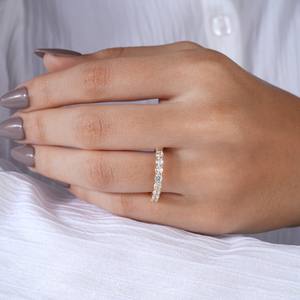 Elegante Anillo de Media Eternidad Dorado con Piedras Cuadradas Brillantes Transparentes, Diseño Clásico Minimalista para Mujer, Uso Diario, Regalo - Product Image 1