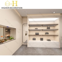 Vitrine de luxe haut de gamme pour sacs à main avec cadre doré, verre trempé et éclairage LED