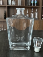 Bouteille à liqueur en verre transparent de luxe 700 ml, bouteille carrée vide pour whisky avec bouchon en cristal pour l'emballage des spiritueux