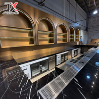 Comptoir de bar de restaurant sur mesure avec vitrine arquée, plateau en marbre noir et or, mobilier de bar commercial haut de gamme OEM