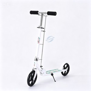 Patinete Infantil de Dos Ruedas para Exteriores, Patinete Ligero de Aluminio Blanco con Detalles Amarillos, Freno de Mano, Patinete Portátil para Niños - Product Image 6