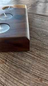 Porte-bougie en résine et bois durable, design artisanal de qualité supérieure combinant du bois naturel et de la résine, idéal pour les centres de table et les repas. - Product Image 4