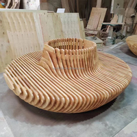 Banc de jardin en bois sculpté moderne avec dossier, sièges d'extérieur inhabituels pour la maison, l'hôtel, le parc, le centre commercial