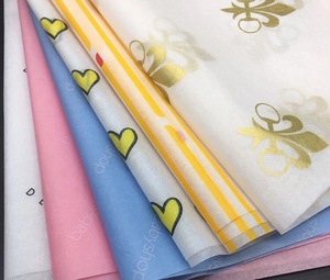 กระดาษห่อของขวัญกันน้ำ ทนทานต่อการฉีกขาด ลายดอกไม้สีดำพิมพ์โลโก้สีทอง ขายส่ง - Product Image 2