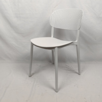 Chaises de salle à manger en polypropylène coloré personnalisé empilable au design moderne bon marché Offres Spéciales chaise de jardin extérieure résistante aux intempéries