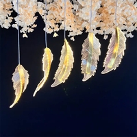 Nouveauté : Lustre LED en forme de plume à 5 têtes, lampe suspendue en acrylique transparent pour la décoration de la maison, des mariages et des plafonds